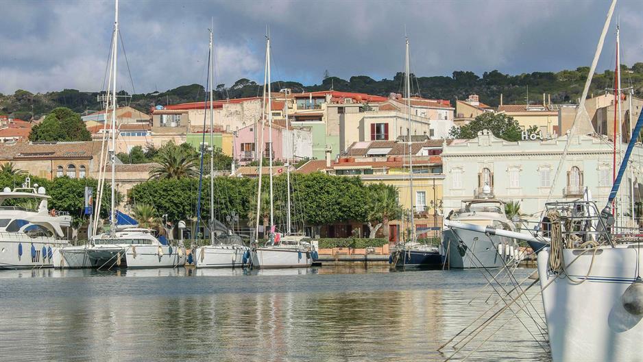 Im Mittelmeer sind die Preise für Hafenplätze etwas über unserem Budget. Wenn immer möglich, ankern wir. Aber hier, in der Bucht von Carloforte ist das Ankern nicht erlaubt und somit müssen wir die Marina für den Preis von 70€/Tag benutzen. Für den hohen Preis kriegt man aber eine tolle Gegenleistung in Form der sehr netten Leute, sowie der schönen Stadt mit den vielen Restaurants und Cafés.